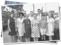 1970�~�A�p���p�X�������űйζ��b�Ű�C(�ѥ��ܥk)�k���Ʒ|�_�ͭ��@�h�A�@�z�D���Ŭï]�A�~����v���U���Ұ��A�w�o�ͱФh�A�Įv�{�J���Ұ��A�¾K��v�ժֿաA���U�����l�A�¾K��v�٦w�ؤҰ����H�A��謰�H�q�|�E���§}�C 