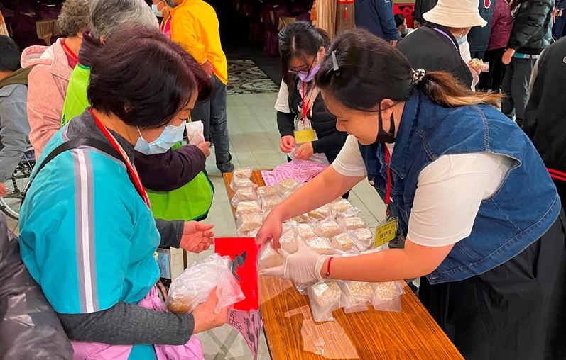 重溫年貨採買樂 嘉基把年貨大街搬進餐廳 為獨老辦圍爐活動