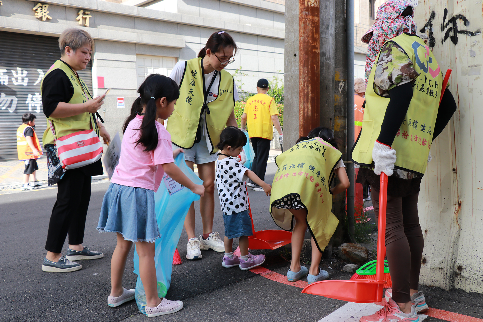 敦親睦鄰愛地球 嘉基偕同近200名鄰里掃街 支持健康無菸檳